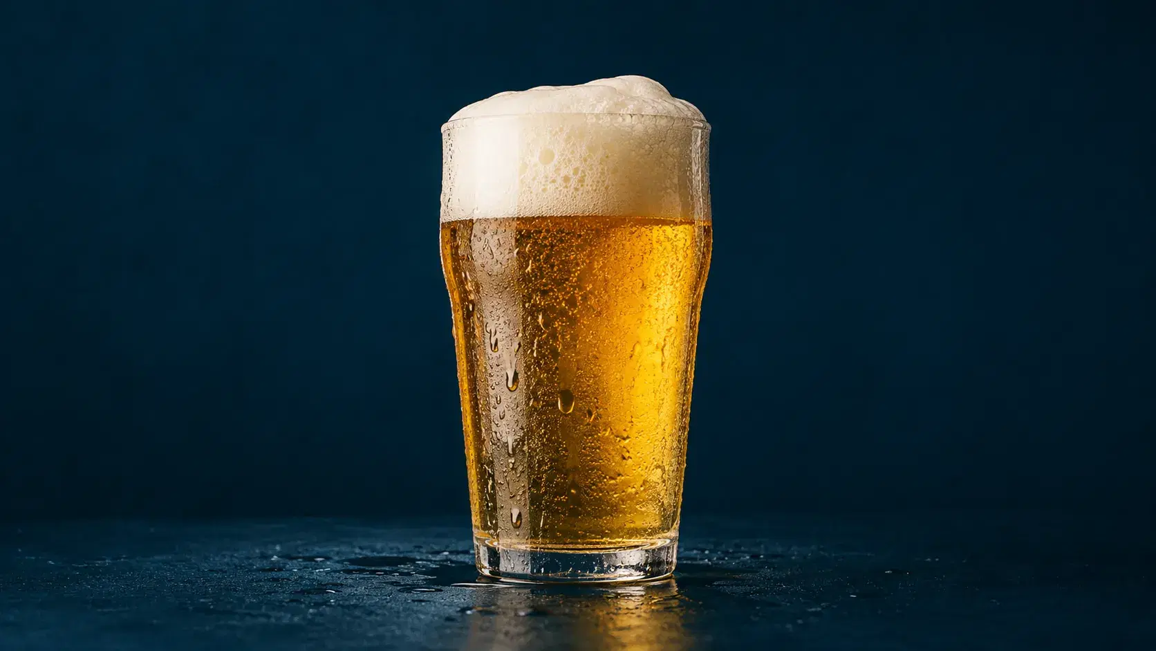 Vaso de cerveza con espuma, la analogía más usada para explicar la energía activa y la reactiva